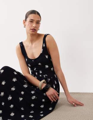 Durchgeknöpftes Midikleid in Knitteroptik mit schwarz-weißem Blümchenmuster Schwarz 32