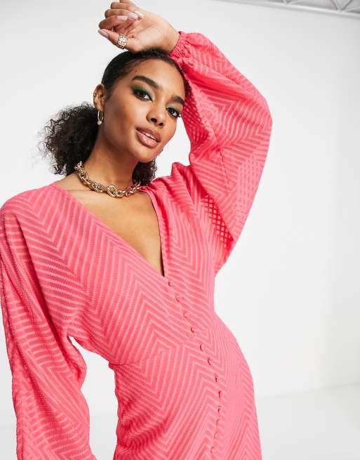 ASOS DESIGN – Durchgeknöpftes Midikleid in leuchtendem Rosa mit Fledermausärmeln und strukturiertem Chevron-Muster, 2 von 4
