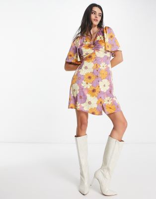 ASOS DESIGN - Durchgeknöpftes Mini-Freizeitkleid aus Satin in Grün mit Retro-Blumenmuster und Flatterärmeln-Bunt