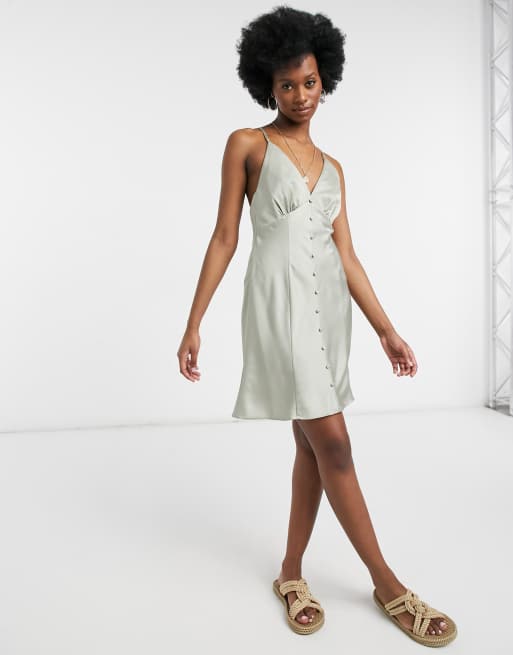 ASOS DESIGN – Durchgeknöpftes Träger-Minikleid aus Satin in Olivgrün, 4 von 4