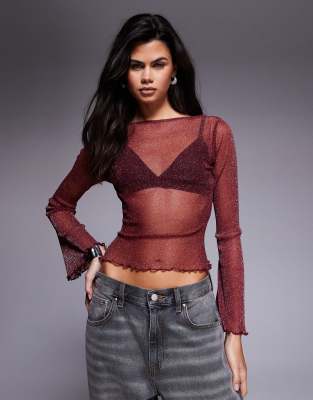 ASOS DESIGN - Durchscheinendes Oberteil in Metallic-Pflaumenrot mit ausgestellten Ärmeln und U-Boot-Ausschnitt-Lila