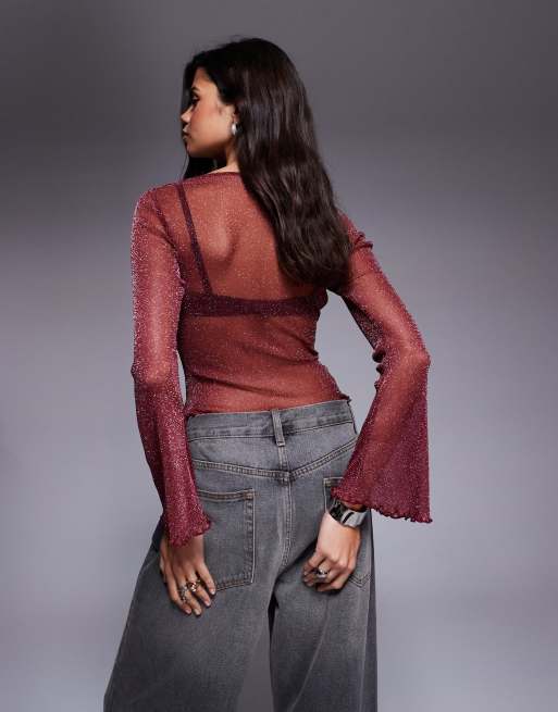 ASOS DESIGN – Durchscheinendes Oberteil in Metallic-Pflaumenrot mit ausgestellten Ärmeln und U-Boot-Ausschnitt, 2 von 4