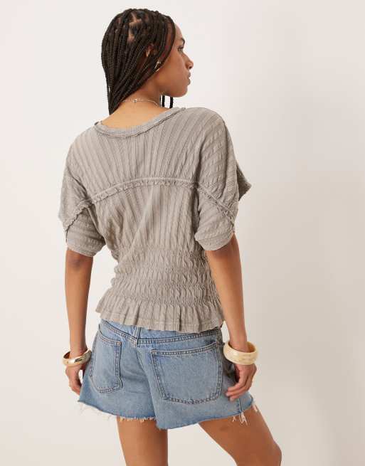 ASOS DESIGN – Duvgrå, ribbad och texturerad t-shirt med smockad midja, 2 av 4