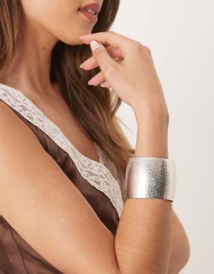 ASOS DESIGN – Duża bransoletka mankiet z młotkowanego metalu w odcieniu srebra - view 1