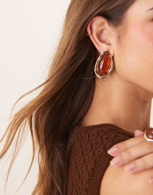 ASOS DESIGN – Duże kolczyki wkrętki w odcieniu złota ze sztucznymi bursztynami
