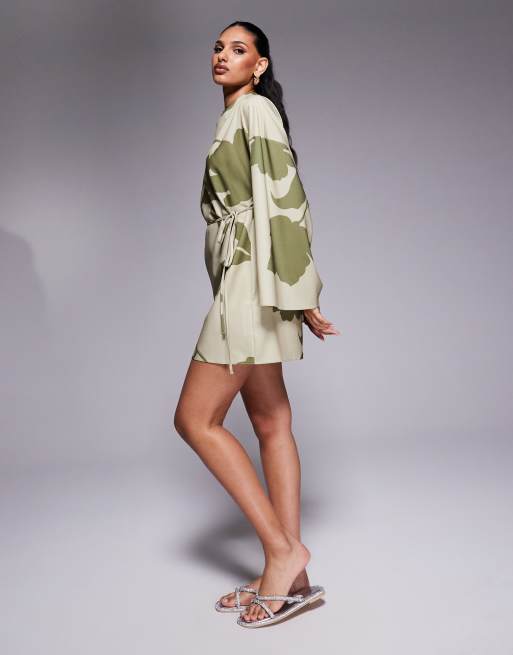 ASOS DESIGN – Dwukolorowa sukienka mini z kimonowymi rękawami w kwiatowy wzór