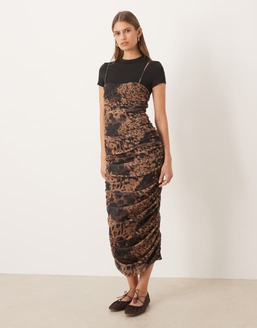 ASOS DESIGN – Dwuwarstwowa hybrydowa sukienka T-shirtowa midi w zwierzęcy wzór