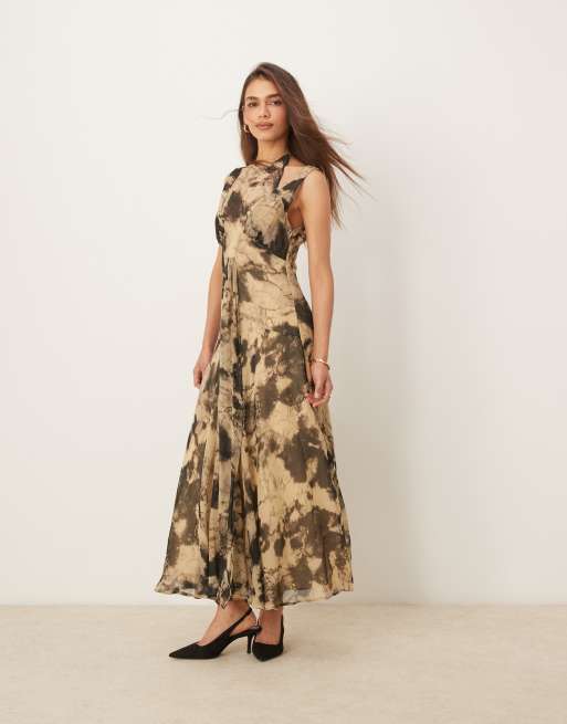 ASOS DESIGN – Dwuwarstwowa sukienka midi z dekoltem typu halter w abstrakcyjny musztardowy wzór