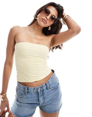 ASOS DESIGN – Dwuwarstwowy przylegający top bandeau w maślanym kolorze - view 1