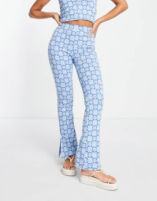 ASOS DESIGN – Dżersejowe spodnie garniturowe z rozszerzanymi nogawkami z rozcięciem i wzorem w stokrotki i szachownicę