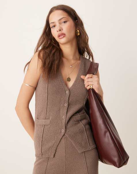 ASOS DESIGN – Dzianinowa kamizelka w kolorze mokki z dekoltem w szpic i ozdobnymi szwami - view 1
