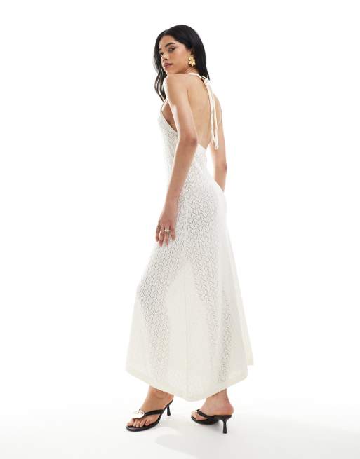 ASOS DESIGN – Dzianinowa sukienka maxi z dekoltem typu halter w kolorze ecru ze złotą ozdobną muszlą