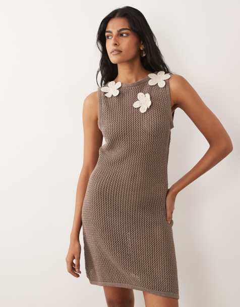 ASOS DESIGN – Dzianinowa sukienka mini w kolorze mokki wykończona kwiatami 3D - view 1
