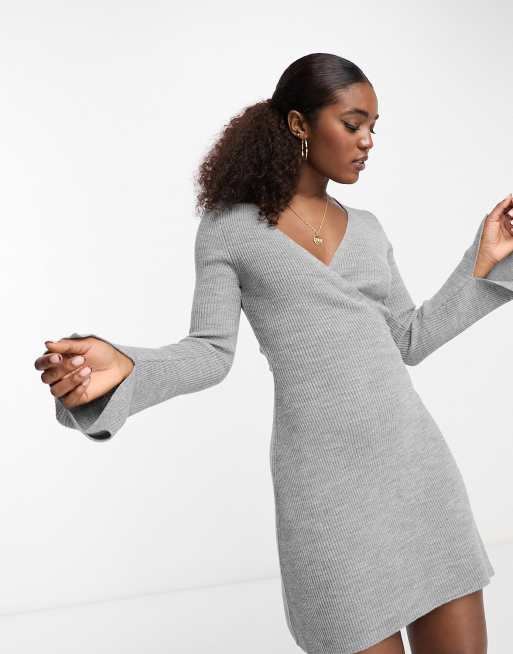 ASOS DESIGN – Dzianinowa sukienka mini w szarym melanżu o kopertowym kroju z rozszerzanymi rękawami