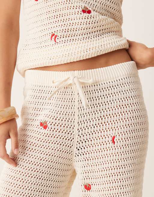 ASOS DESIGN – Dzianinowe spodnie w kolorze ecru z haftem w owoce, 2 z 5