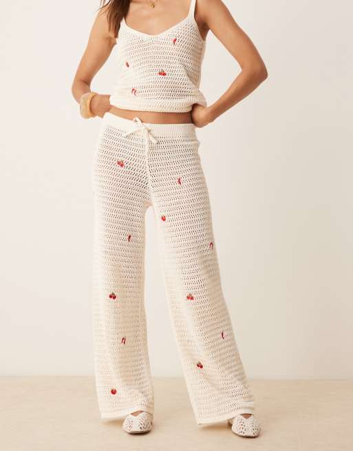 ASOS DESIGN – Dzianinowe spodnie w kolorze ecru z haftem w owoce, 3 z 5