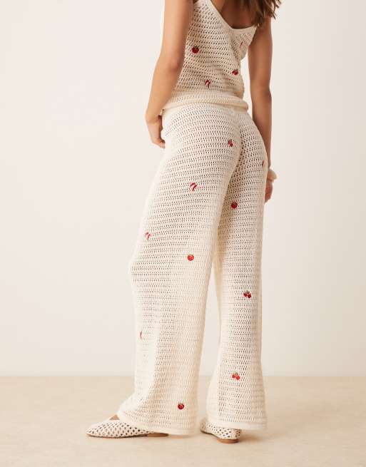 ASOS DESIGN – Dzianinowe spodnie w kolorze ecru z haftem w owoce, 5 z 5