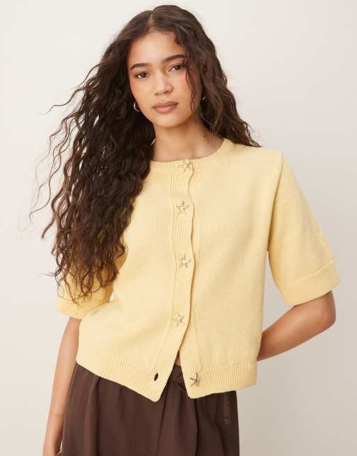 ASOS DESIGN – Dzianinowy kardigan w kolorze ecru z rękawami do łokci i zapięciem na guziki w kształcie muszli