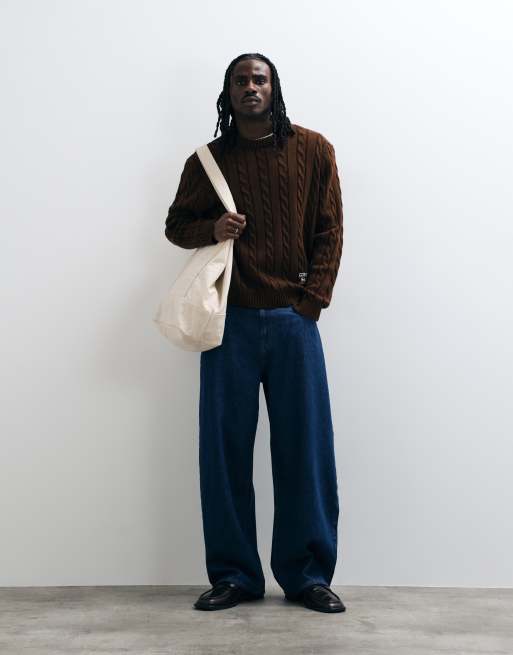 ASOS DESIGN dzianinowy oversize sweter o grubym warkoczowym splocie z haftem w brązie, 3 z 5