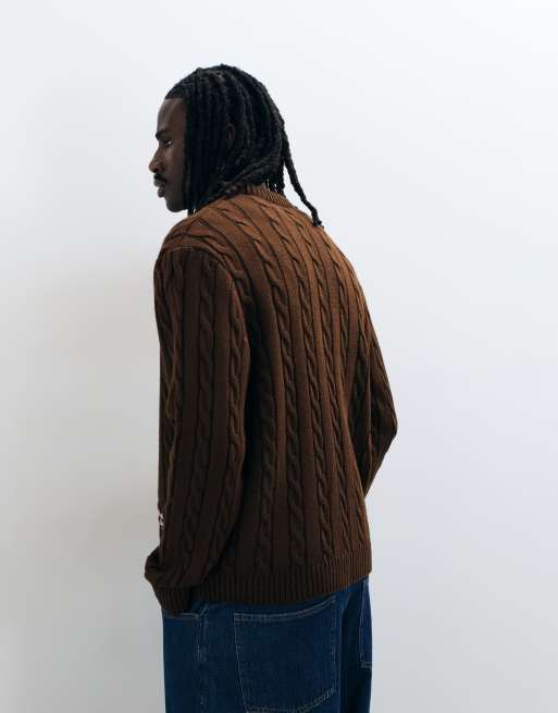 ASOS DESIGN dzianinowy oversize sweter o grubym warkoczowym splocie z haftem w brązie, 4 z 5