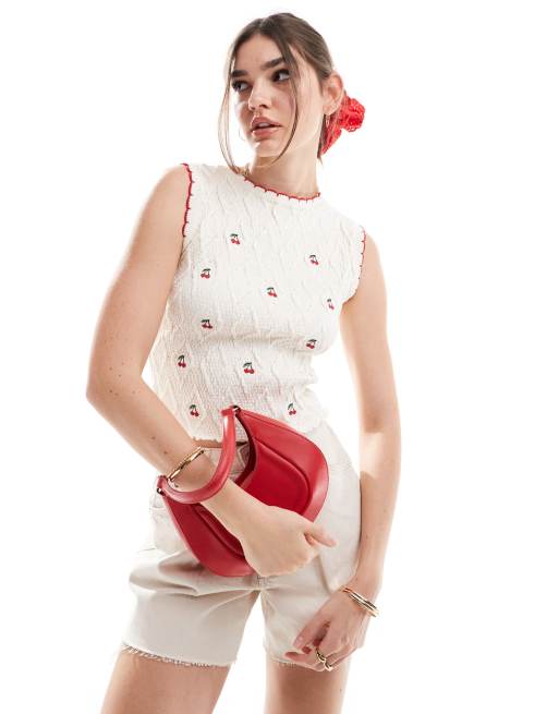 ASOS DESIGN – Dzianinowy top bez rękawów w kolorze kości słoniowej z haftowanym wzorem w wisienki