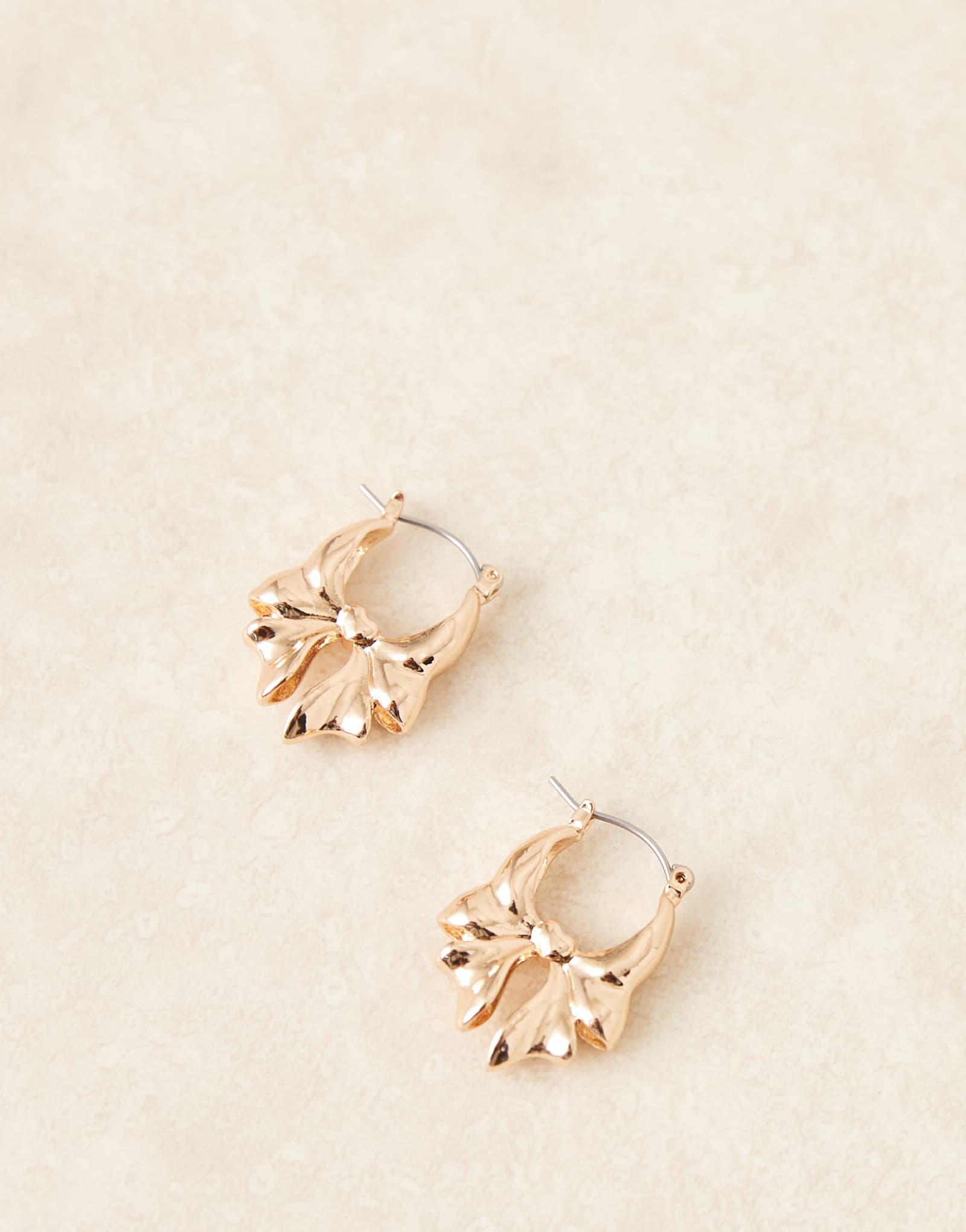 ДИЗАЙНЕРСКИЕ серьги ASOS золотистого цвета с бантиком