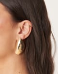 [ASOS DESIGN] ASOS DESIGN earrings in mussel shell design in gold tone No Size GOLD