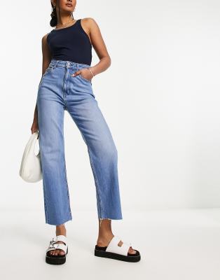 ASOS DESIGN - Easy - Straight Jeans in Mittelblau mit kurzem Schnitt