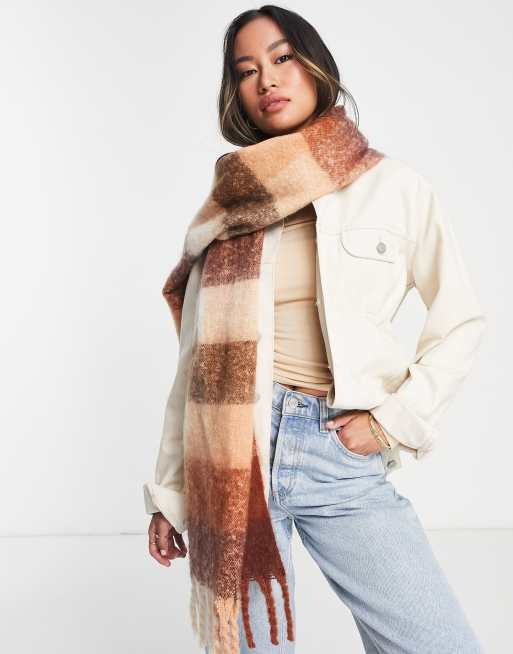 ASOS DESIGN - Écharpe duveteuse à franges et carreaux - Marron et fauve , 3 de 4