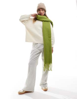 ASOS DESIGN - Écharpe duveteuse à franges - Vert