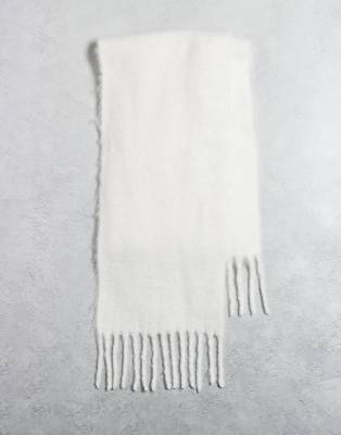 ASOS DESIGN - Écharpe tissée duveteuse à franges - Blanc neige