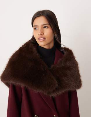 ASOS DESIGN - Écharpe triangle en fausse fourrure - Chocolat-Brown