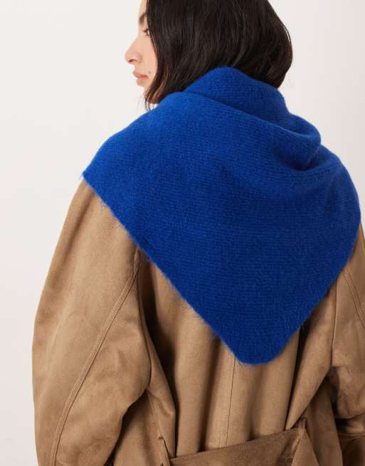 ASOS DESIGN - Écharpe triangulaire duveteuse - Bleu vif