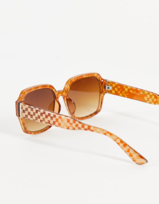 ASOS DESIGN – Eckige Sonnenbrille in Braun mit Schachbrettmuster, 3 von 4
