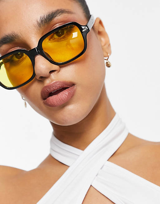 ASOS DESIGN – Eckige Sonnenbrille mit gelben Gläsern in Schwarz | ASOS