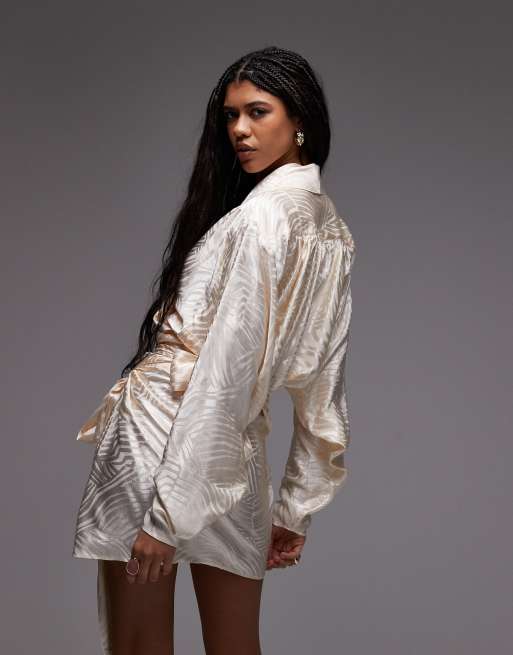ASOS DESIGN - Ecrufarvet bluse i satin med jacuardmønster i 80'er-stil samt bindebånd i taljen, 3 af 4