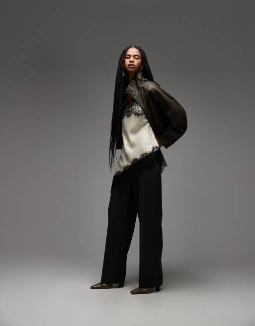 ASOS DESIGN - Ecrufarvet camitop i satin med asymmetrisk snit og blondekant, 2 af 4