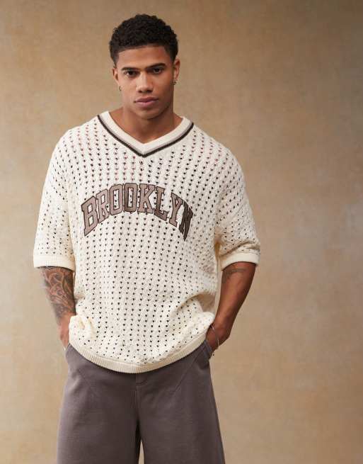 ASOS DESIGN - Ecrufarvet hæklet afslappet T-shirt med college-design og byprint