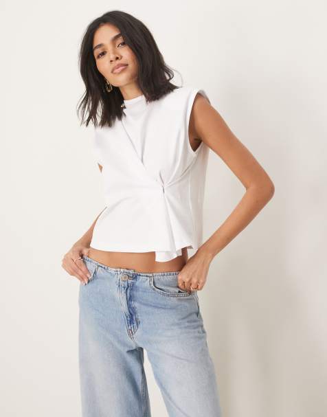 ASOS DESIGN - Ecrufarvet og ærmeløs top med indsyninger og tætsiddende hals samt skulderpuder - view 1