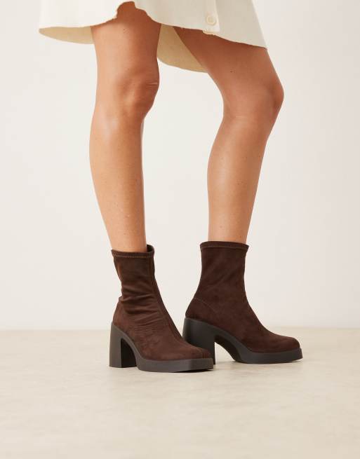 ASOS DESIGN – Edison – Czekoladowe zamszowe buty z elastyczną cholewką z kwadratowymi noskami na grubym obcasie