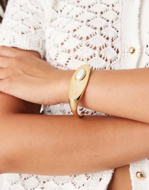 ASOS DESIGN - Edizione limitata - Bracciale a fascia tonalità oro spazzolato con perla