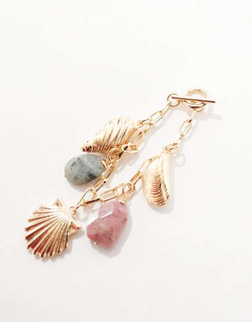 ASOS DESIGN - Edizione limitata - Bracciale dorato con charm a forma di conchiglia e chiusura con barretta a T, 2 di 4