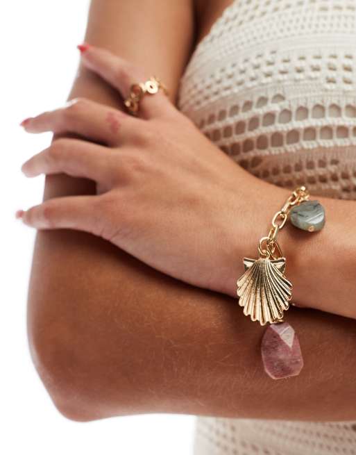 ASOS DESIGN - Edizione limitata - Bracciale dorato con charm a forma di conchiglia e chiusura con barretta a T, 4 di 4