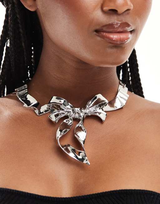 ASOS DESIGN - Edizione limitata - Collana color argento con fiocco effetto ripiegato