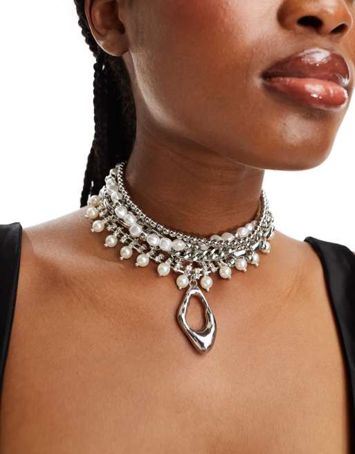 ASOS DESIGN Edizione limitata - Collana multifilo color argento con perle sintetiche e ciondolo effetto fuso
