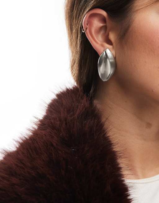 ASOS DESIGN - Edizione limitata - Orecchini a bottone oversize argentati con dettagli obliqui