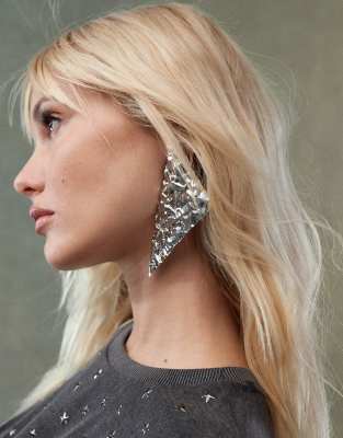 ASOS DESIGN - Edizione limitata - Orecchino a bottone in metallo effetto stropicciato color argento