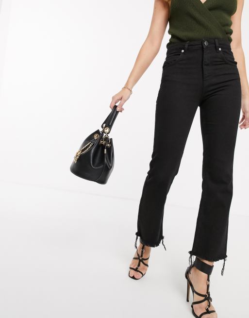 ASOS DESIGN –Egerton Czarne jeansy o krótkim fasonie z rozszerzanymi nogawkami i surowym wykończeniem