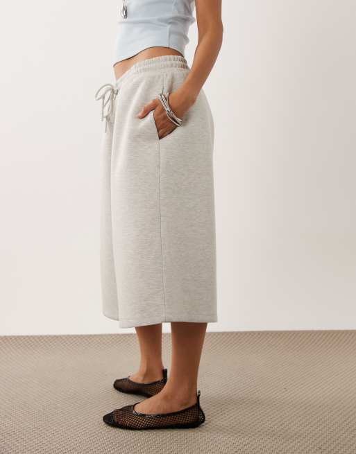 ASOS DESIGN elasticated wide leg bermuda shorts in grey in scuba-style fabric, 2 of 5