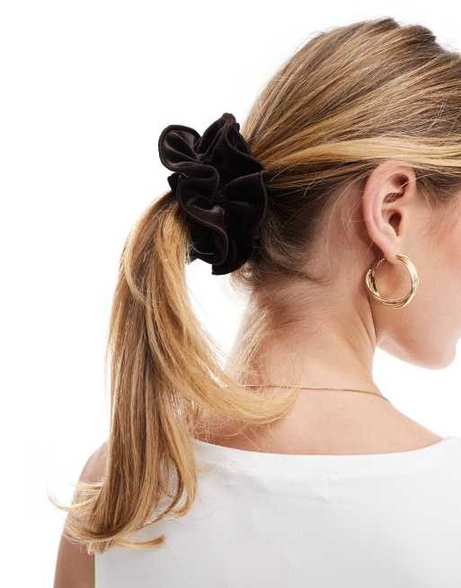 ASOS DESIGN - Elastico per capelli color cioccolato con bordi con volant in velluto